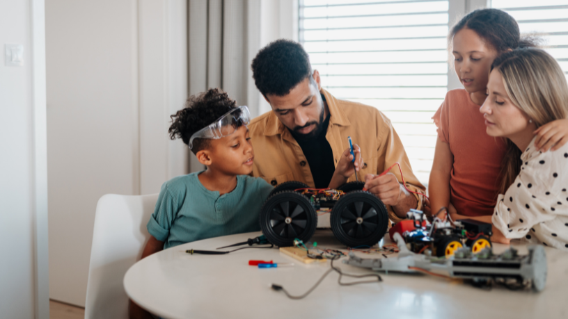 Com Sérgio Bento De Araújo, entender o nível de complexidade dos kits por faixa etária é chave para desenvolver autonomia, lógica e criatividade em sala de aula.