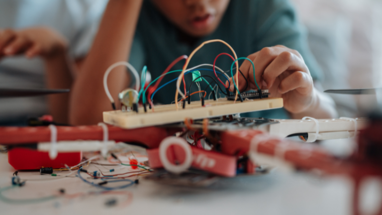 Como escolher o kit de robótica ideal por etapa de ensino? Sérgio Bento De Araújo mostra como escolher o kit de robótica certo para cada etapa escolar, garantindo aprendizado progressivo e engajamento real.