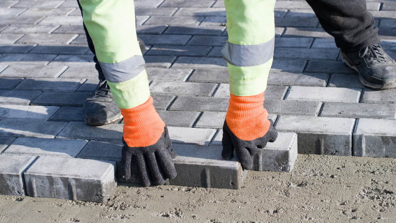 A escolha correta da espessura e do formato do paver evita falhas e retrabalhos — veja as orientações práticas apresentadas por Valderci Malagosini Machado.