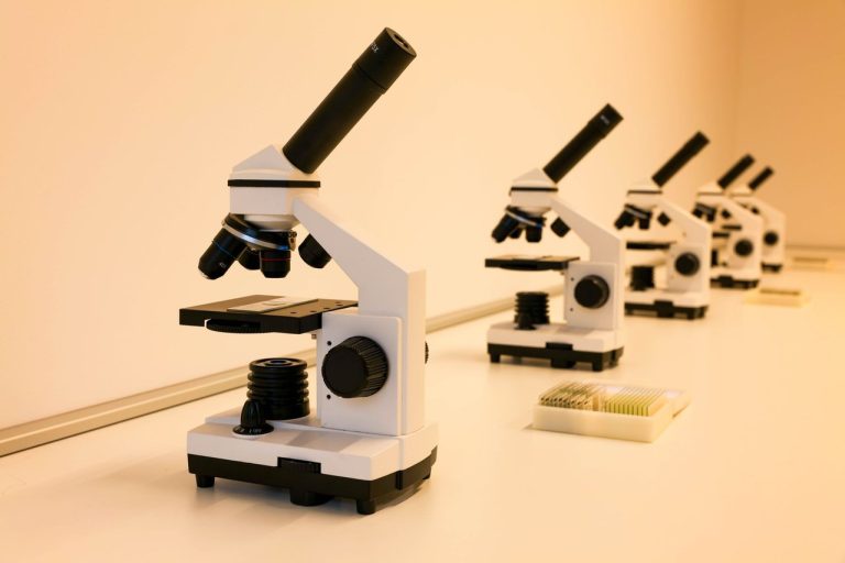 Fapeg aprova 44 propostas e prevê R$ 5 milhões para ciência em Goiás Microscópios alinhados sobre a bancada de um laboratório de pesquisa científica.